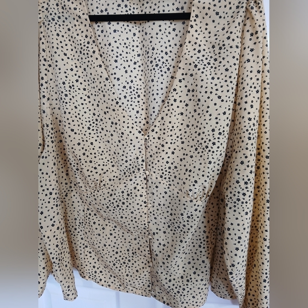 Levis Plus-sized Yellow Blouse With Black Flowers Button Front Babydoll  Cottage - Picture 2 of 9